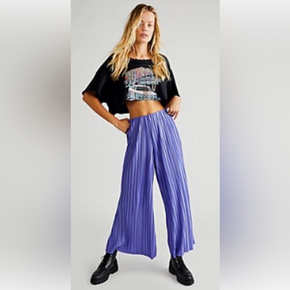 Selling these FREE PEOPLE pleated flare plants size xs!